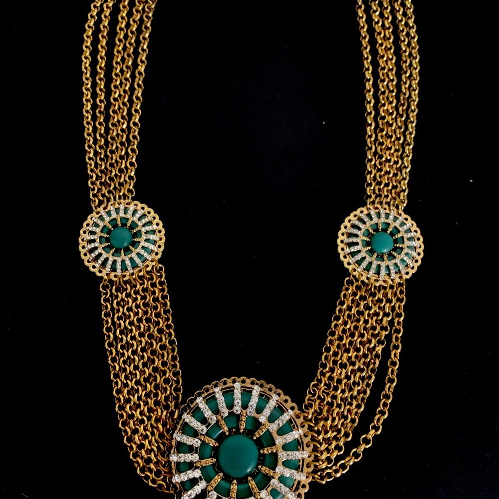 Gorgeous costume jewelry find, perfect  to accessorize for an evening affair.